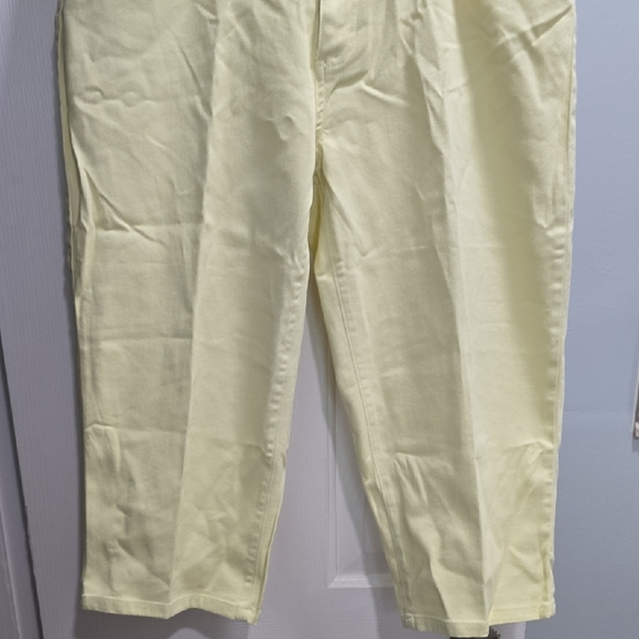 Izod Yellow Denim Capris Woman's size 14 - Picture 3 of 15